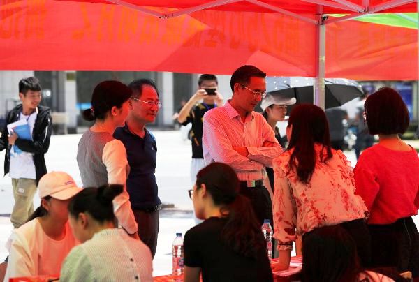 图为吴书记现场和咨询师交流.jpg 图为吴书记现场和咨询师交流.jpg
